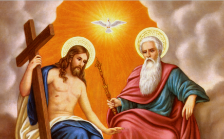 Une représentation de la trinité, avec le Saint-Esprit symbolisé par une colombe.