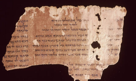 Figure 2 : Un manuscrit des Psaumes retrouvé sur le site de Qumrân. Image reproduite avec l’aimable autorisation du musée « Bible et Terre Sainte » de l’Institut Catholique de Paris.