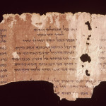 Figure 2 : Un manuscrit des Psaumes retrouvé sur le site de Qumrân. Image reproduite avec l’aimable autorisation du musée « Bible et Terre Sainte » de l’Institut Catholique de Paris.