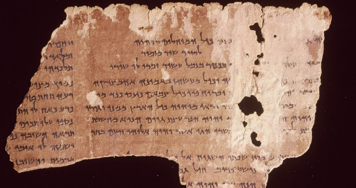 Figure 2 : Un manuscrit des Psaumes retrouvé sur le site de Qumrân. Image reproduite avec l’aimable autorisation du musée « Bible et Terre Sainte » de l’Institut Catholique de Paris.