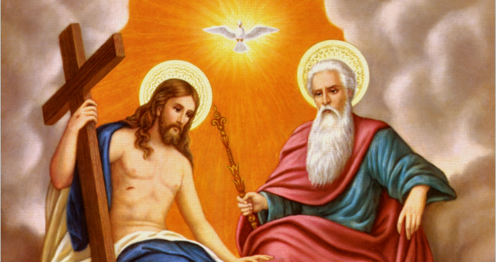 Une représentation de la trinité, avec le Saint-Esprit symbolisé par une colombe.